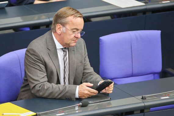 Verteidigungsminister Boris Pistorius spricht, Deutschlandfahnen im Hintergrund, Militär-Litauen-Brigade an NATO-Ostflanke.