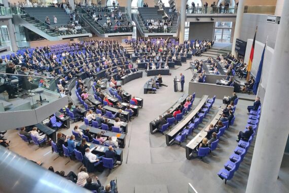 Bundestagssitzung in Berlin: Abgeordnete beraten Steuerpläne der Bundesregierung, Kritik an Zuckersteuer.