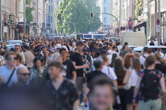 Menschenmenge in Berlin (Archiv): Schufa-Transparenz, mehrere Scores, Transparenz- und Verbraucherkritik.