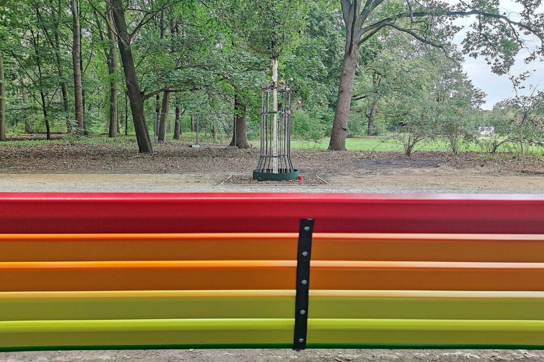 Berlin Regenbogenbank im Großen Tiergarten erneut beschädigt