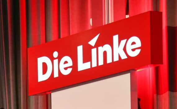 Parteitag der Berliner Linken: Elif Eralp und Delegierte, Beschluss zu Sondierungsgesprächen mit Grünen und SPD.