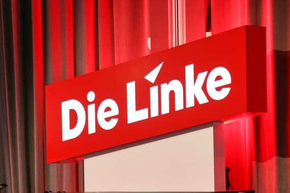 Parteitag der Berliner Linken: Elif Eralp und Delegierte, Beschluss zu Sondierungsgesprächen mit Grünen und SPD.