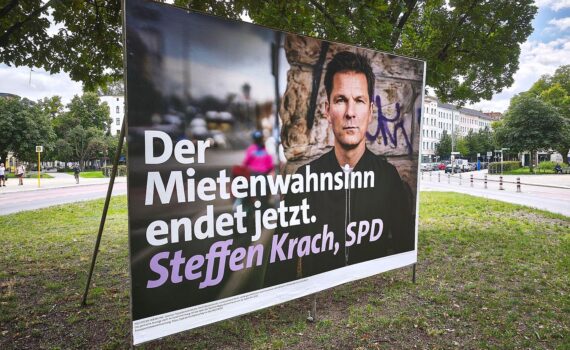 Wahlplakate mit dem SPD-Spitzenkandidaten Steffen Krach, vor Berliner Hintergrund (Archivfoto).