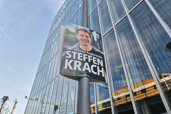 SPD-Wahlplakat mit Spitzenkandidat Steffen Krach (Archiv) in Berlin.