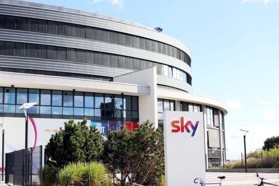 Thomas Rabe vor Sky/Zentrale in Köln und München; Stellenabbau bei RTL Deutschland und Sky, Zukäufe angekündigt.
