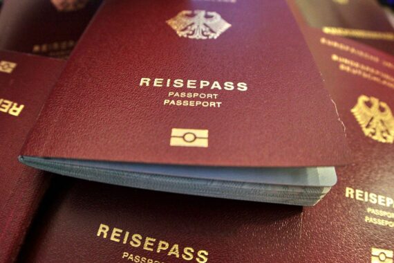 Reisepass (Archiv): Ermittlungen wegen gefälschter deutsche Pässe durch Betrüger aus China.
