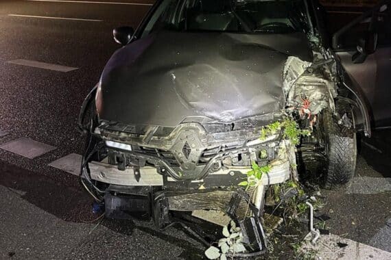 Beschädigtes Unfallfahrzeug in Bielefeld-Sennestadt, Polizei Bielefeld, offenbar alkoholbedingter Verkehrsunfall.