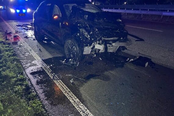 Unfallstelle auf der A6 bei Kaiserslautern: betrunkener Autofahrer kollidiert mit Abschleppwagen.