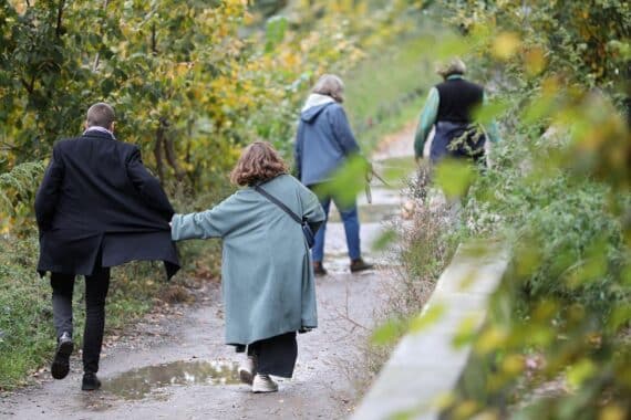 Zwei Personen gehen spazieren; Hinweis auf Bildungsniveau-Verteilung bei Paaren in Deutschland.