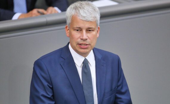 Steffen Bilger spricht vor der Bahn: Forderung nach Wiedereinführung der Familienreservierung.