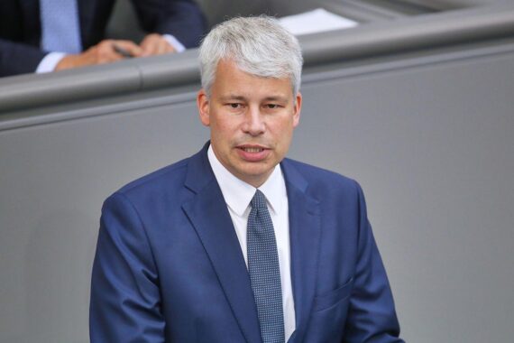 Steffen Bilger spricht vor der Bahn: Forderung nach Wiedereinführung der Familienreservierung.