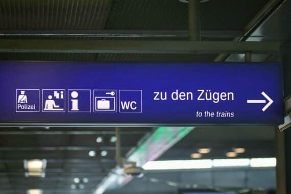 Hinweisschilder am Bahnhof (Archiv): Zugangskontrollen und Fahrkartenprüfung für Bahnsteige.