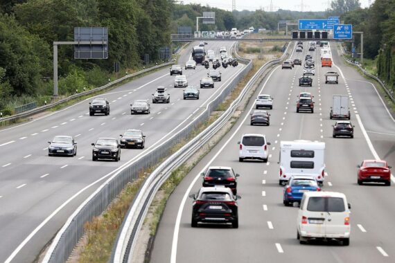 Bundesverkehrsminister Steffen Bilger diskutiert Pkw-Maut; Foto zeigt eine Autobahn (Archiv).