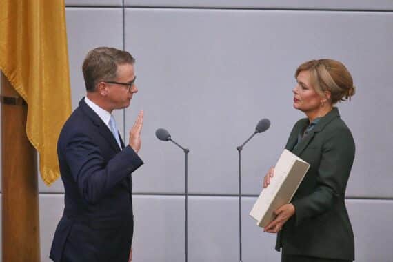 Bundesgesundheitsminister Carsten Linnemann leistet im Bundestag den Amtseid, Foto zur Vereidigung am 08.09.2026.