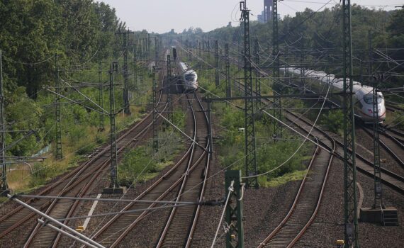 Zwei ICE-Züge auf Gleisanlage (Archiv): Bahnnetzsarnierung, Strecke Berlin–Hamburg.
