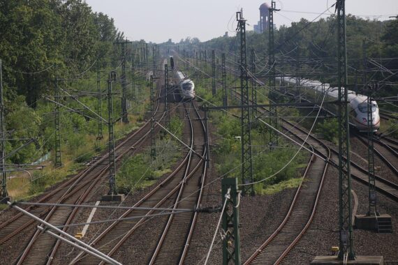 Zwei ICE-Züge auf Gleisanlage (Archiv): Bahnnetzsarnierung, Strecke Berlin–Hamburg.