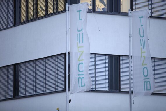 Biontech-Logo und Vorstandwechsel: Thomas Strüngmann erwartet bald neuen Medizinvorstand.