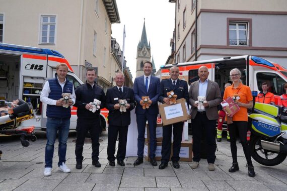 Bürger beim Blaulichttag in Bad Homburg: Polizei, Feuerwehr und Rettungsdienst im Austausch mit Publikum.