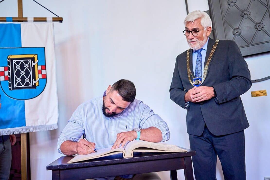 Bochum ehrt Box-Weltmeister Agit Kabayel im Rathaus