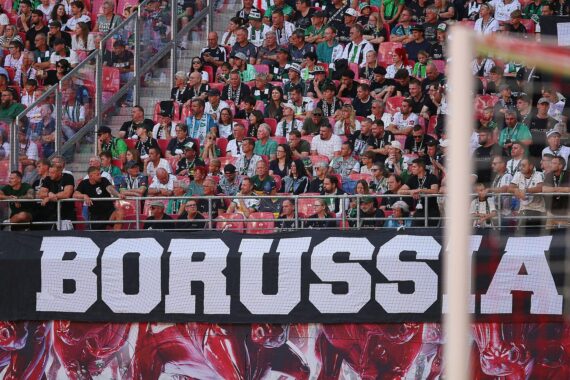 Borussia-Mönchengladbach-Fans am 29.08.2026; Ankündung der Leihe von Nicolas Kühn.