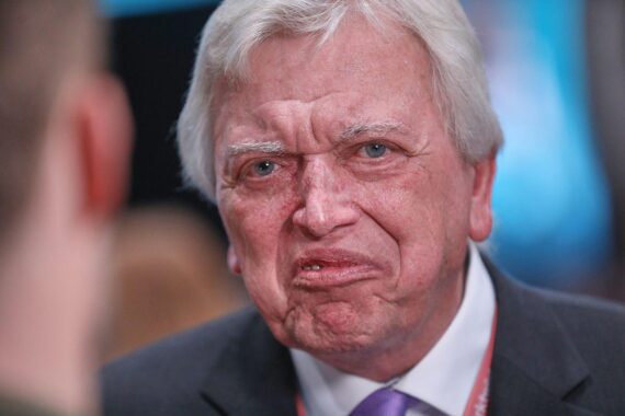 Volker Bouffier (Archiv) fordert Merz auf, Haushalt, Pflege-, Kranken- und Rentenreform bis Weihnachten umzusetzen.