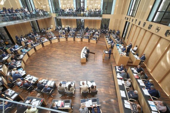 Sitzung des Bundesrates in Berlin: Bundesratspräsident Andreas Bovenschulte spricht, Archivfoto.
