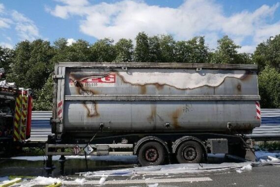 Polizei und Feuerwehr am Parkplatz Glindbusch: Brand eines Gefahrguttransports auf der A1 bei Gyhum.