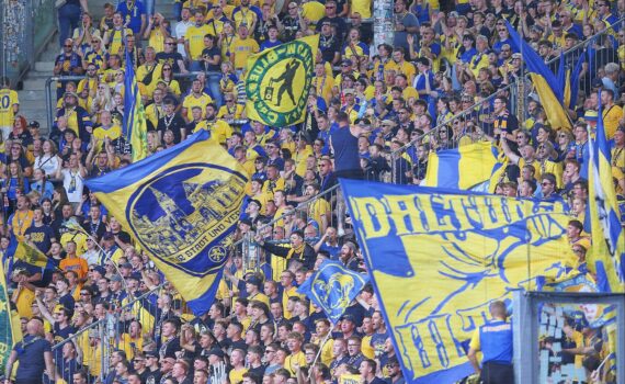Eintracht-Braunschweig-Fans auf der Tribüne; medizinischer Notfall vor dem Anpfiff, 2. Liga gegen Dynamo Dresden.