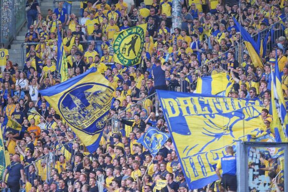Eintracht-Braunschweig-Fans auf der Tribüne; medizinischer Notfall vor dem Anpfiff, 2. Liga gegen Dynamo Dresden.