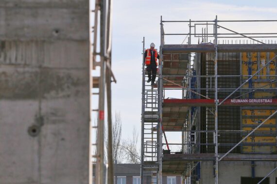 Bauarbeiter auf Baustelle (Archiv), Bundesbauministerin erwartet sinkende Baukosten durch Plattform.