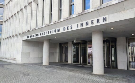 Bundesinnenministerium-Archiv: Alexander Dobrindt kündigt Schutzschirm gegen Drohnen, Cyberangriffe und Sabotage an.