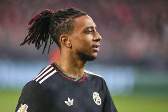 FC Bayern feiert 7:0 gegen Union Berlin: Michael Olise im Fokus, Jubel im Spiel gegen Union.