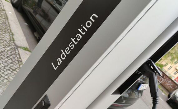 E-Auto-Ladestation bei Bonn; Bundesnetzagentur plant neue Regeln für Stromspeicher und Ladepunkte.
