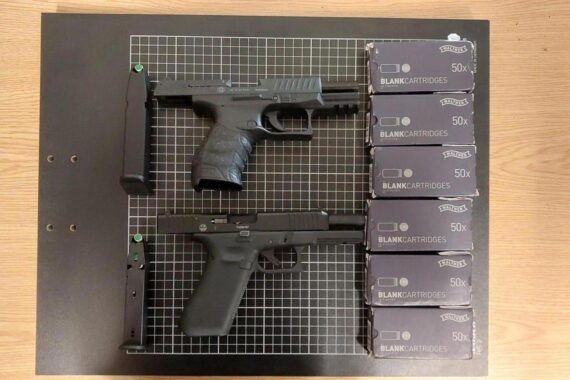 Polizisten am Rostocker Hauptbahnhof; zwei geladene Schreckschusspistolen (Walther und Glock), dazu Patronen und Drogenhinweise.