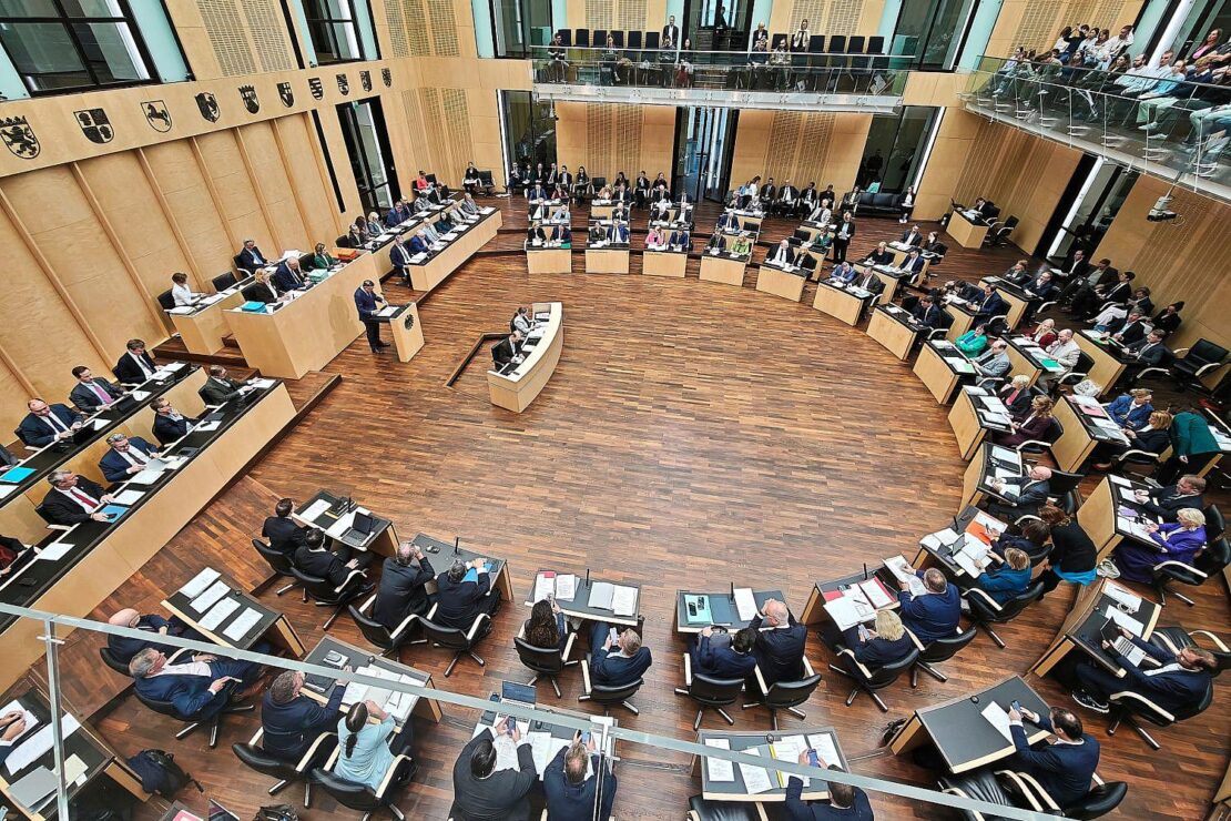 Bundesrat beschließt antragsloses Kindergeld und unterstützt Initiative aus Mecklenburg-Vorpommern und Schleswig-Holstein für einfacheres Elterngeld