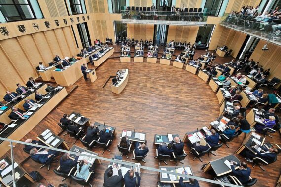 Bundesratssitzung: Kindergeld ab 2027 ohne Antrag beschlossen und Elterngeld-Verfahren vereinfacht, in Schwerin.