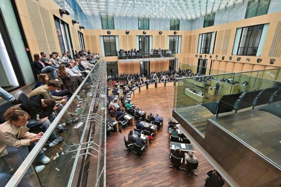 Sitzung des Bundesrats in Berlin: EU-Halbleiterstrategie, Chips Act 2.0, mit Politikern im Plenarsaal.
