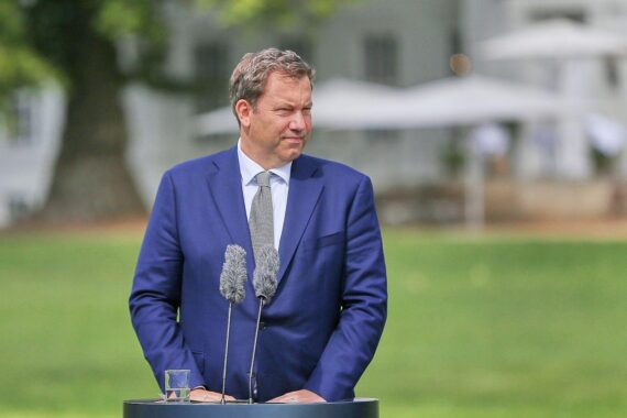 Bundesrechnungshof kritisiert Finanzminister Lars Klingbeil: Haushaltskonsolidierung ausbleibend, wachsende Neuverschuldung.