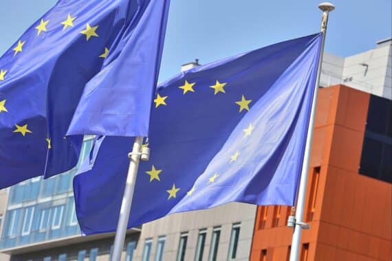 EU-Fahnen im Archiv: Bundesregierung unterstützt „Pakt gegen Gold-Plating“ zur EU-Richtlinienumsetzung.
