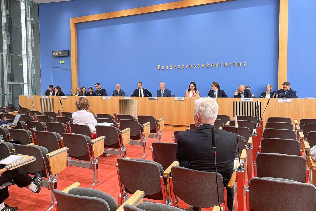 Bundesregierung fordert von Bevölkerung "Vertrauen"