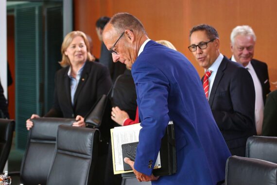 Friedrich Merz bei einer Kabinettssitzung (Archiv), während die Bundesregierung ihre Reformen fortsetzen will.