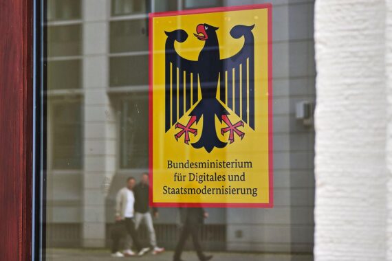 Bundesministerium für Digitales und Staatsmodernisierung in Berlin; Bundesregierung warnt vor gedrosselter US-KI-Entwicklung.