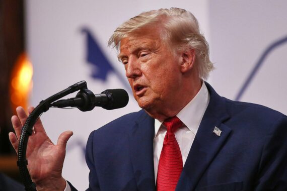 Donald Trump (Archiv) neben Friedrich Merz: Russland-Politik, G20-Einladung von Putin, Ukraine-Kontext.
