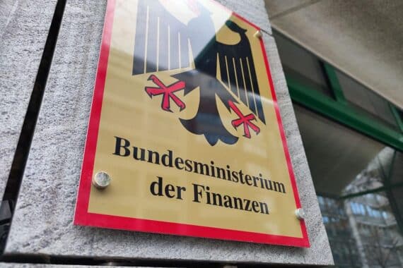 Finanzministerium in Berlin (Archiv) – Beratungen zu neuen Regeln für Commerzbank-Übernahmen.