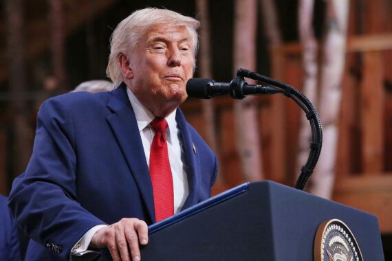 Donald Trump gratuliert AfD; Regierung weist Trumps Einmischung in Sachsen-Anhalt zurück.