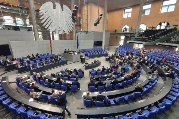 Bundestagssitzung in Berlin: Abgeordnete digital per Zeiterfassungsterminal (DiAnE) statt Papierlisten anwesend.