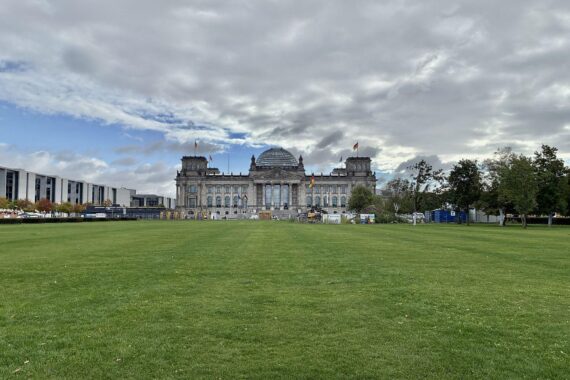 Deutscher Bundestag in Berlin; Andrea Lindholz erklärt KI-Chatbot für Abgeordnete und Verwaltung bis Ende 2026.