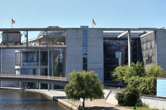 Bundestag im Paul-Löbe-Haus: Catering-Ausschreibung für Empfang mit 3.000 Gästen, Wein, Sekt und Bier.