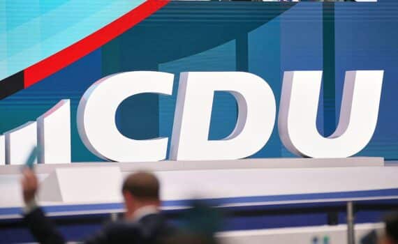 CDU-Logo (Archiv) vor Berliner Hintergrund: Kritik an Wirtschaftsflügel-Dominanz und sozialem Profil.