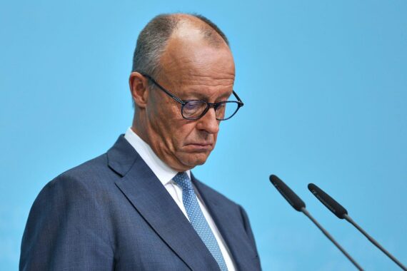 Friedrich Merz vor deutschem Politik-Hintergrund, schlechte CDU-Landtagswahl in Sachsen-Anhalt thematisiert.